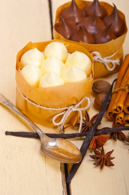 rustik ahşap masa üzerinde çikolata baharat ve vanilya kremalı pasta tatlı taze pişmiş 