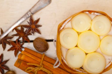 rustik beyaz ahşap masa üzerinde taze vanilya ve baharat kremalı kek tatlı