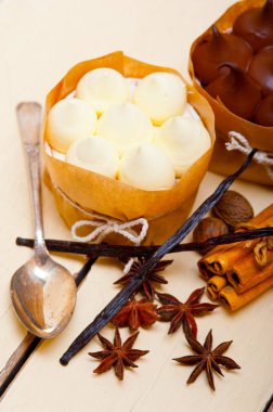 rustik ahşap masa üzerinde çikolata baharat ve vanilya kremalı pasta tatlı taze pişmiş 