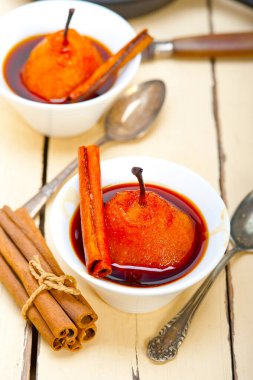 Haşlanmış armut lezzetli ev yapımı tarifi ove beyaz rustik ahşap masa