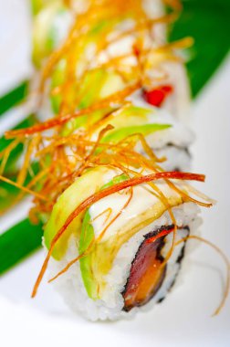 Makro closeup taze suşi seçim kombinasyon ürün çeşitliliği seçimi 