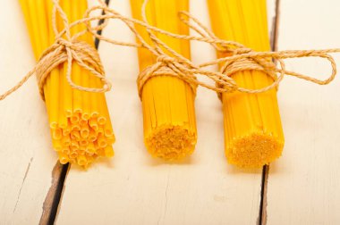 İtalyan makarna türü bir beyaz rustik tabloda demet 