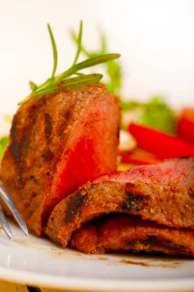 牛フィレ ミグノンに新鮮な野菜を並べて焼きトマトとアルグラサラダ — ストック写真