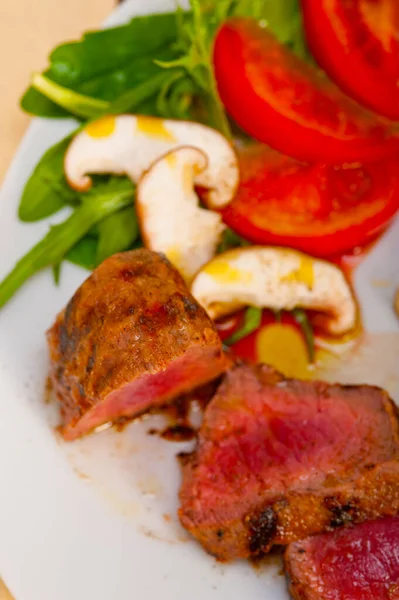 牛フィレ ミグノンに新鮮な野菜を並べて焼きトマトとアルグラサラダ — ストック写真