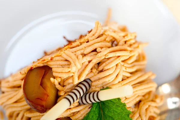 Frisch Gebackene Kastanien Sahnetorte Dessert Über Rustikalem Weißem Holztisch — Stockfoto