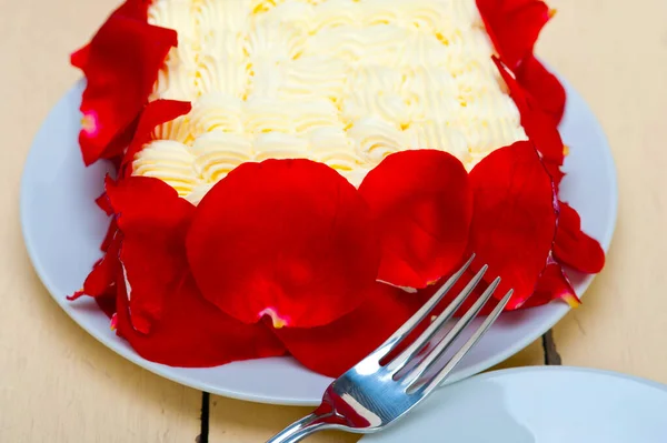 Schlagsahne Mango Kuchen Mit Roten Rosenblättern — Stockfoto