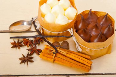 rustik ahşap masa üzerinde çikolata baharat ve vanilya kremalı pasta tatlı taze pişmiş 