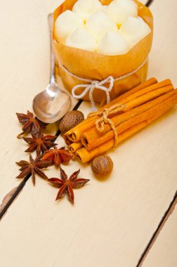 rustik beyaz ahşap masa üzerinde taze vanilya ve baharat kremalı kek tatlı