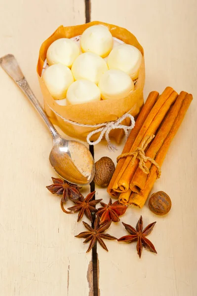 Dessert Gâteau Vanille Crème Épicée Frais Sur Une Table Rustique — Photo