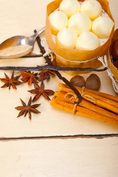 rustik ahşap masa üzerinde çikolata baharat ve vanilya kremalı pasta tatlı taze pişmiş 