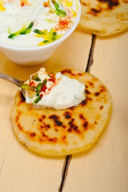 Arap Ortadoğu keçi yoğurdu ve salatalık salatası 