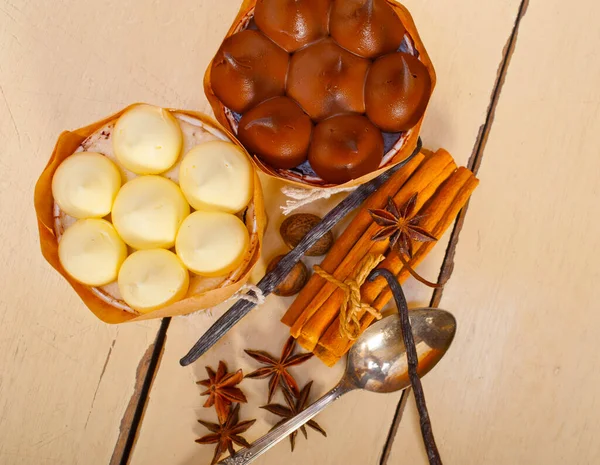 신선한 초콜릿 향신료와 바닐라 케이크 디저트 소박한 테이블 — 스톡 사진