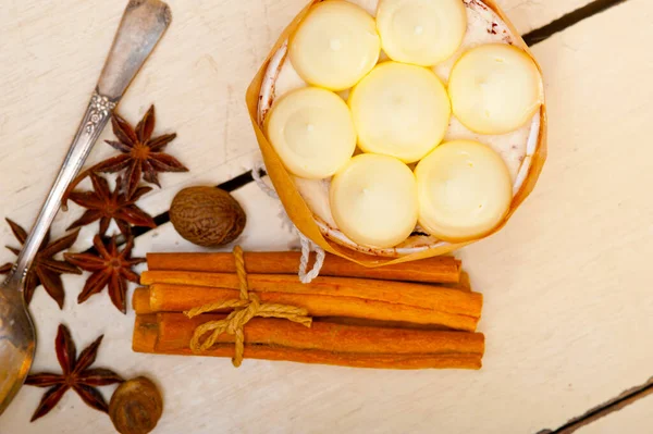 Baunilha Fresca Sobremesa Bolo Creme Especiarias Sobre Uma Mesa Madeira — Fotografia de Stock