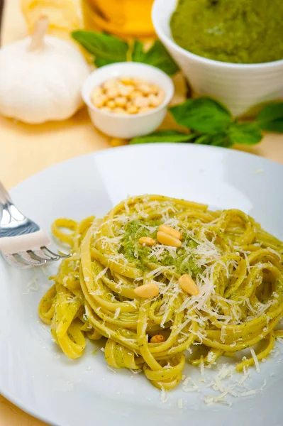 Pesto Manjericão Tradicional Italiano Macarrão Ingredientes Queijo Parmesão Pinhões Azeite — Fotografia de Stock