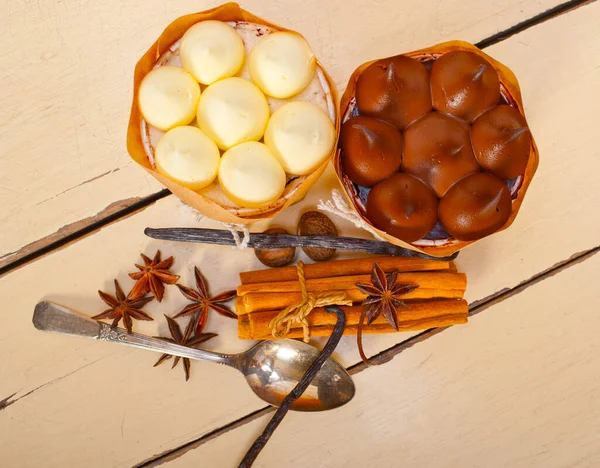 Νωπά Ψημένα Κρέμα Τούρτα Επιδόρπιο Σοκολάτα Βανίλια Και Μπαχαρικά Πάνω — Φωτογραφία Αρχείου