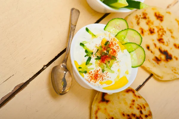 Arap Ortadoğu keçi yoğurdu ve salatalık salatası 