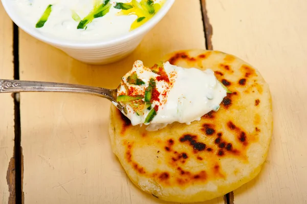 Arap Ortadoğu keçi yoğurdu ve salatalık salatası 