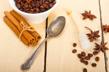 Espresso kahve şeker ve baharat ile beyaz ahşap rustik masa üzerinde