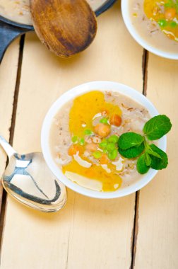 İçten Orta Doğu nohut ve arpa çorbası ile nane yaprakları üstüne