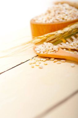 Organik arpa taneleri rustik ahşap masa makro portre üzerinde