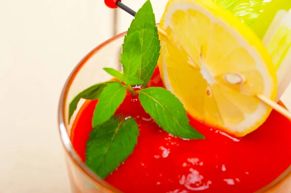 Sopa Gazpacho Jugo Tomate Fresco Vaso Sobre Una Mesa Madera — Foto de Stock