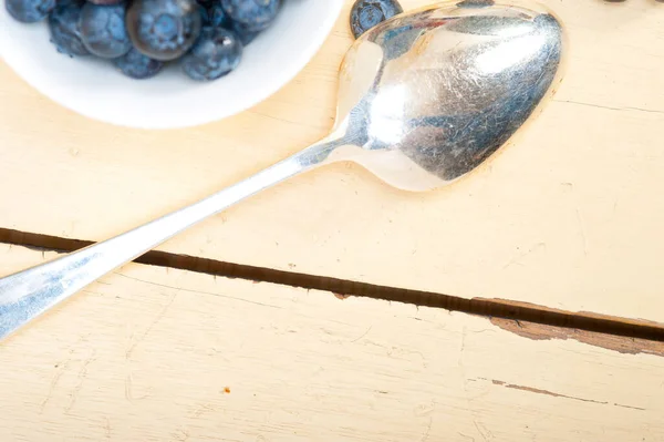 Frische Blaubeere Auf Einer Schüssel Mit Silberlöffel Über Holztisch — Stockfoto