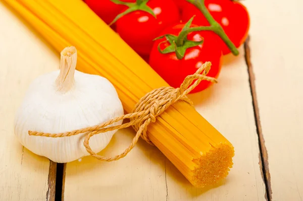 Italian Basic Pasta Fresh Ingredients Cherry Tomatoes Garlic — Stock Photo, Image