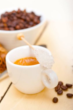 Espresso kahve şeker ve baharat ile beyaz ahşap rustik masa üzerinde