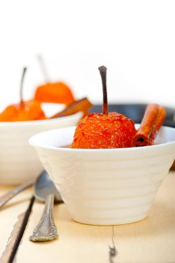 Haşlanmış armut lezzetli ev yapımı tarifi ove beyaz rustik ahşap masa