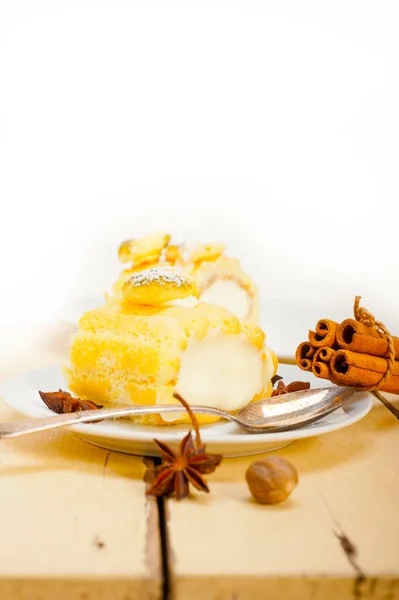 Friss Házi Tejszín Desszert Torta Fűszerek Felborulása Fehér Rusztikus Asztal — Stock Fotó