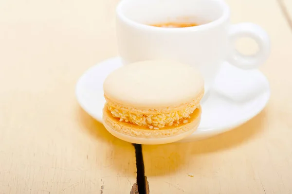 Macarons Colorés Avec Café Expresso Sur Table Bois Blanc — Photo