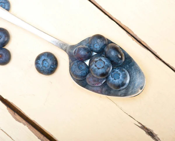 Frische Blaubeere Auf Silberlöffel Über Einem Weißen Rustikalen Holztisch — Stockfoto