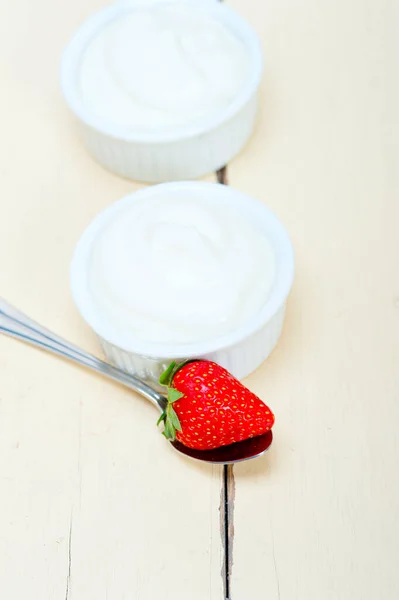 Iogurte Orgânico Grego Morango Sobre Mesa Madeira Rústica Branca — Fotografia de Stock
