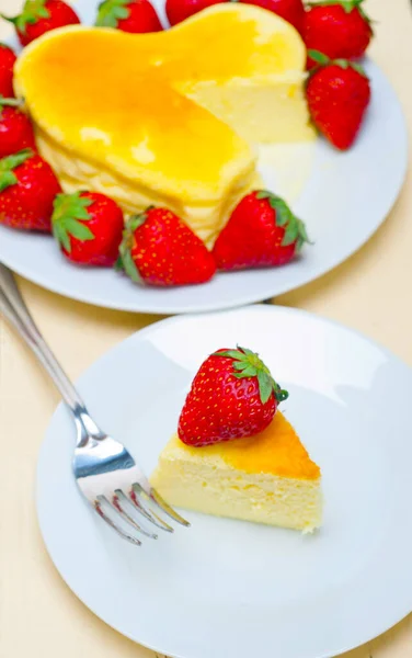 Heart Shaped Cheesecake Strawberryes Ideal Cake Valentine Day — Stock Photo, Image