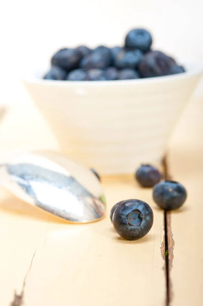 Frische Blaubeere Auf Einer Schüssel Mit Silberlöffel Über Holztisch — Stockfoto