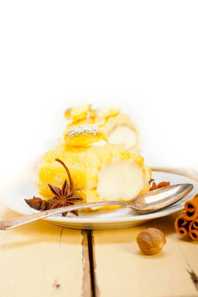 신선한 홈메이드 케이크 디저트와 향신료 소박한 테이블 — 스톡 사진