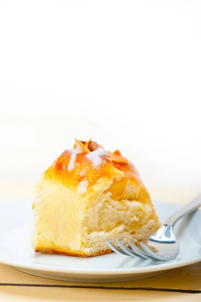 新鮮な自家製アーモンドと粉砂糖の上に甘いパン ドーナツ ケーキ — ストック写真