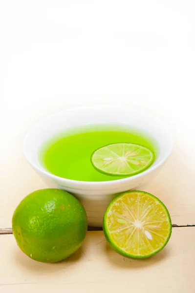 新鲜健康的绿色石灰柠檬水宏观特写 — 图库照片