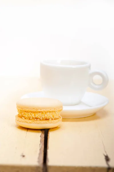 Πολύχρωμα Μακαρόνια Καφέ Εσπρέσο Πάνω Από Λευκό Ξύλινο Τραπέζι — Φωτογραφία Αρχείου