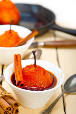 Haşlanmış armut lezzetli ev yapımı tarifi ove beyaz rustik ahşap masa