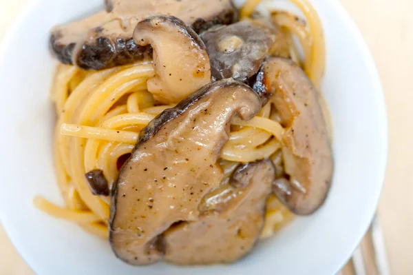 Italian Spaghetti Pasta Fresh Wild Mushrooms Rustic Wood Table — Stock Photo, Image