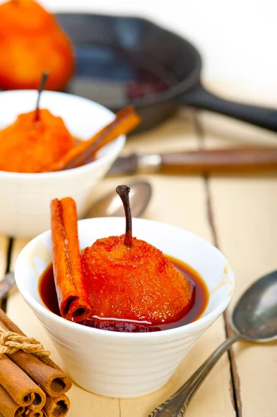 Haşlanmış armut lezzetli ev yapımı tarifi ove beyaz rustik ahşap masa