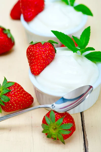 Yogurt Dan Strawberry Yunani Organik Atas Meja Kayu Pedesaan Putih — Stok Foto