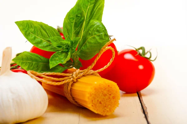 Italian Basic Pasta Fresh Ingredients Cherry Tomatoes Garlic Basil — Stock Photo, Image
