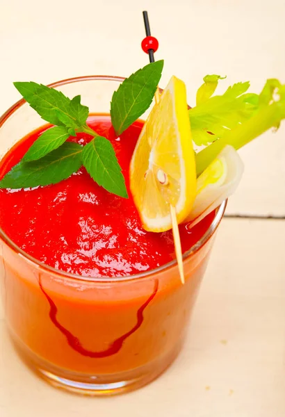 Frische Tomatensaft Gazpacho Suppe Auf Einem Glas Über Weißem Holztisch — Stockfoto