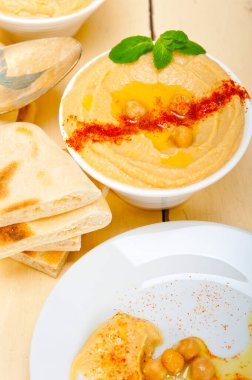 Geleneksel nohut humusu, üstünde pita ekmeği ve kırmızı biber olsun. 