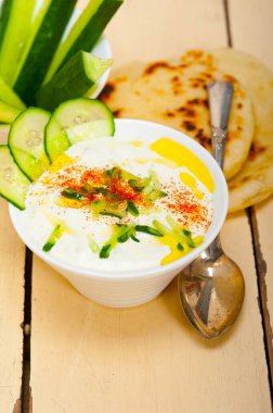 Arap Ortadoğu keçi yoğurt ve salatalık salatası 