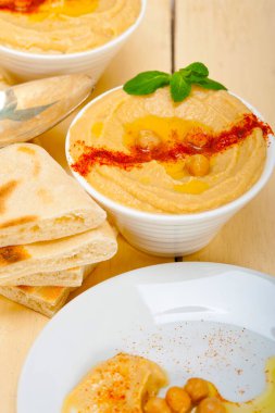 Geleneksel nohut humusu, üstünde pita ekmeği ve kırmızı biber olsun. 
