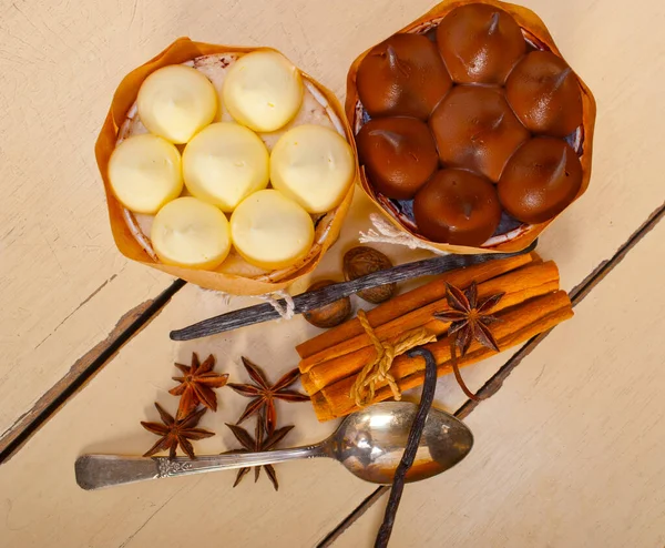 Gâteau Chocolat Frais Vanille Épices Dessert Sur Table Bois Rustique — Photo