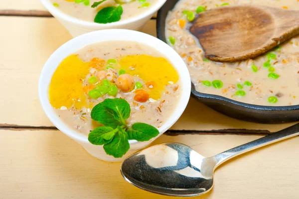 Hearty Timur Tengah Chickpea Dan Sup Barley Dengan Daun Mint — Stok Foto